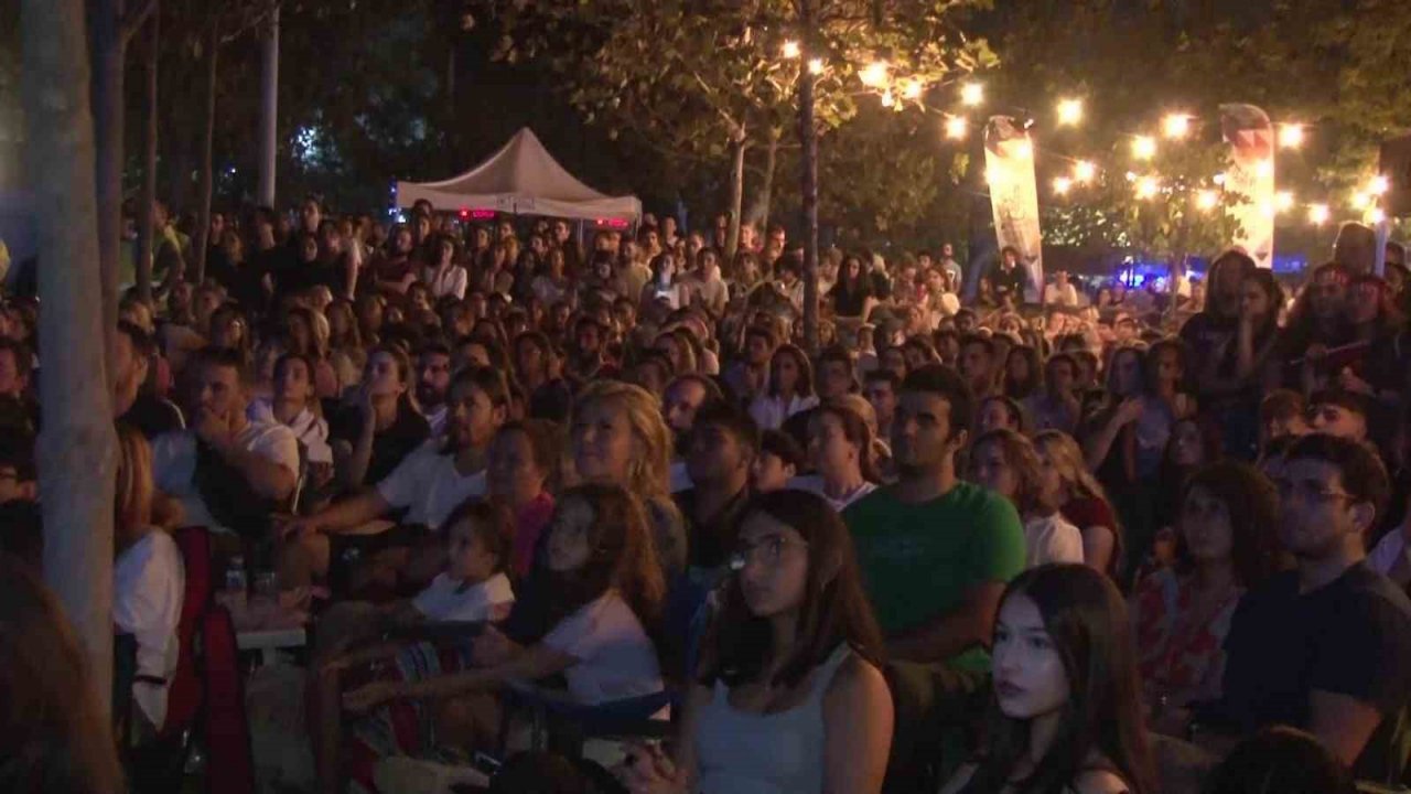 Kalamış Atatürk Parkı’nda dev ekranda milli maç coşkusu