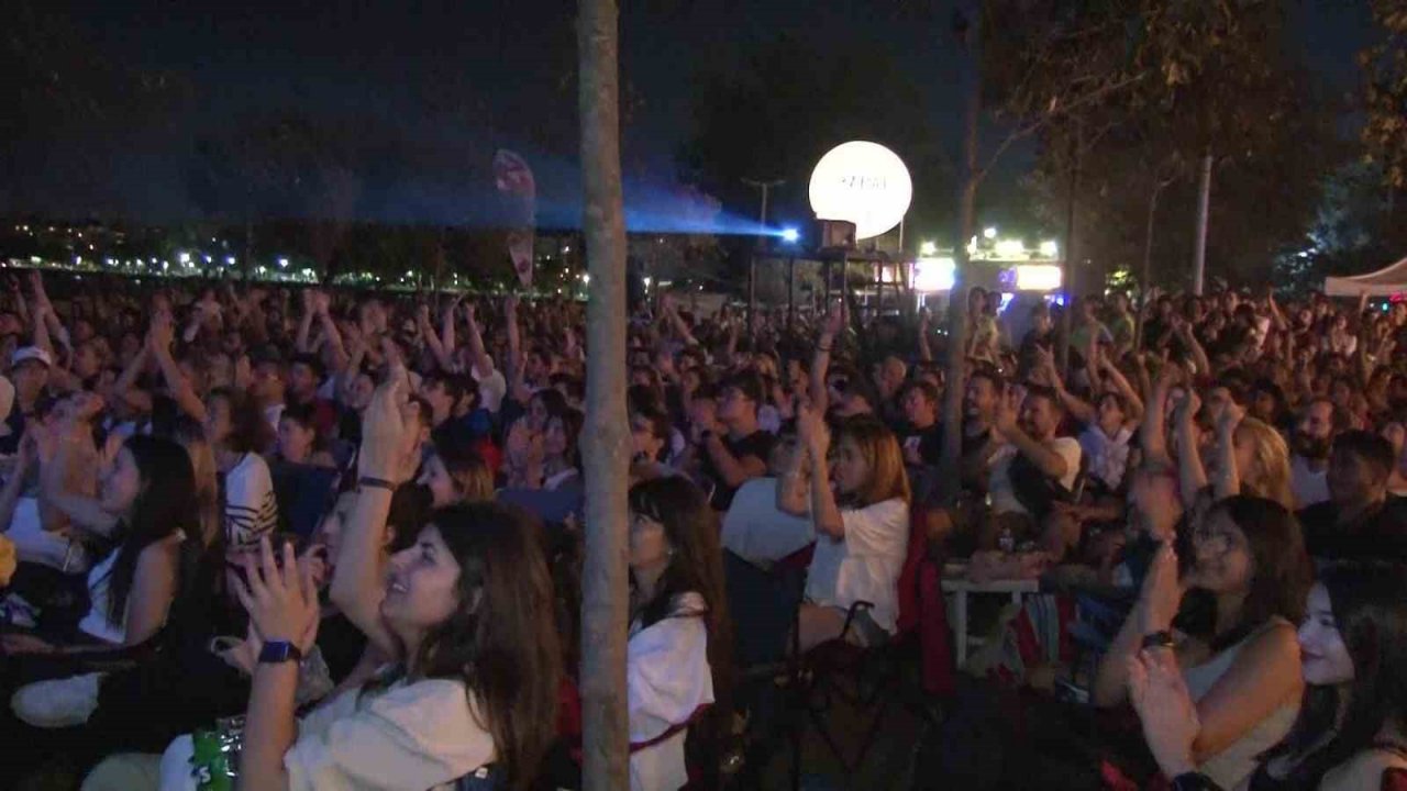 Kalamış Atatürk Parkı’nda dev ekranda milli maç coşkusu