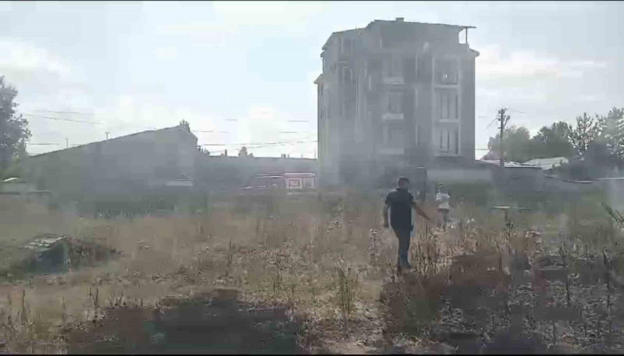 Kars’ta örtü yangınları söndürüldü