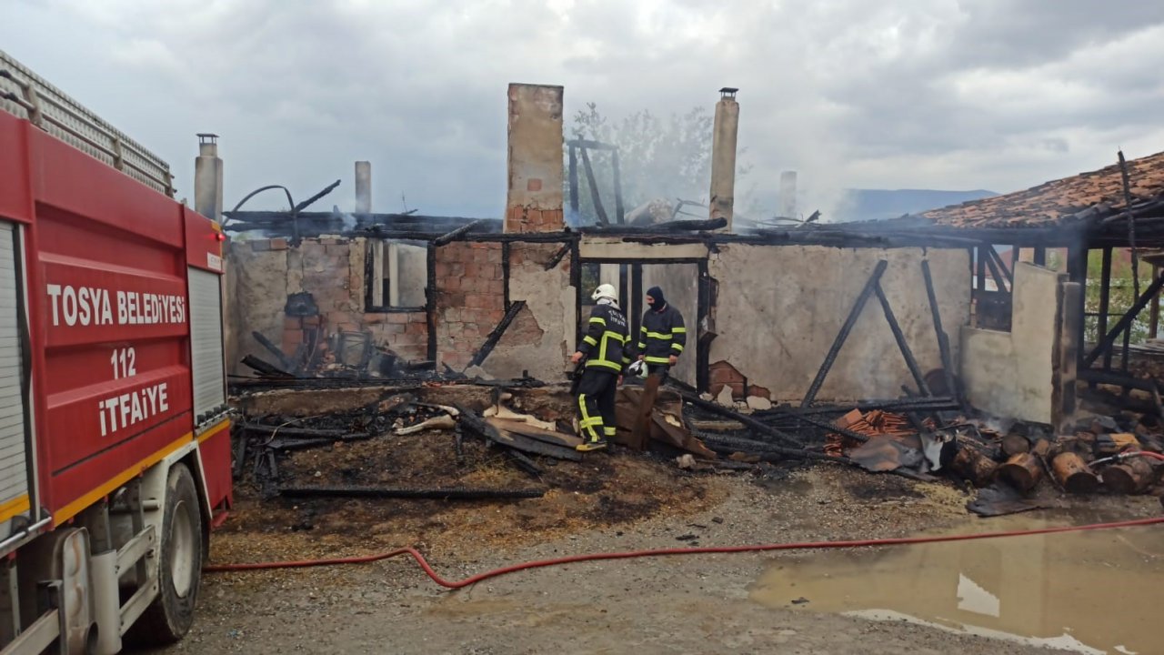 Alevlere teslim olan tek katlı ev küle döndü