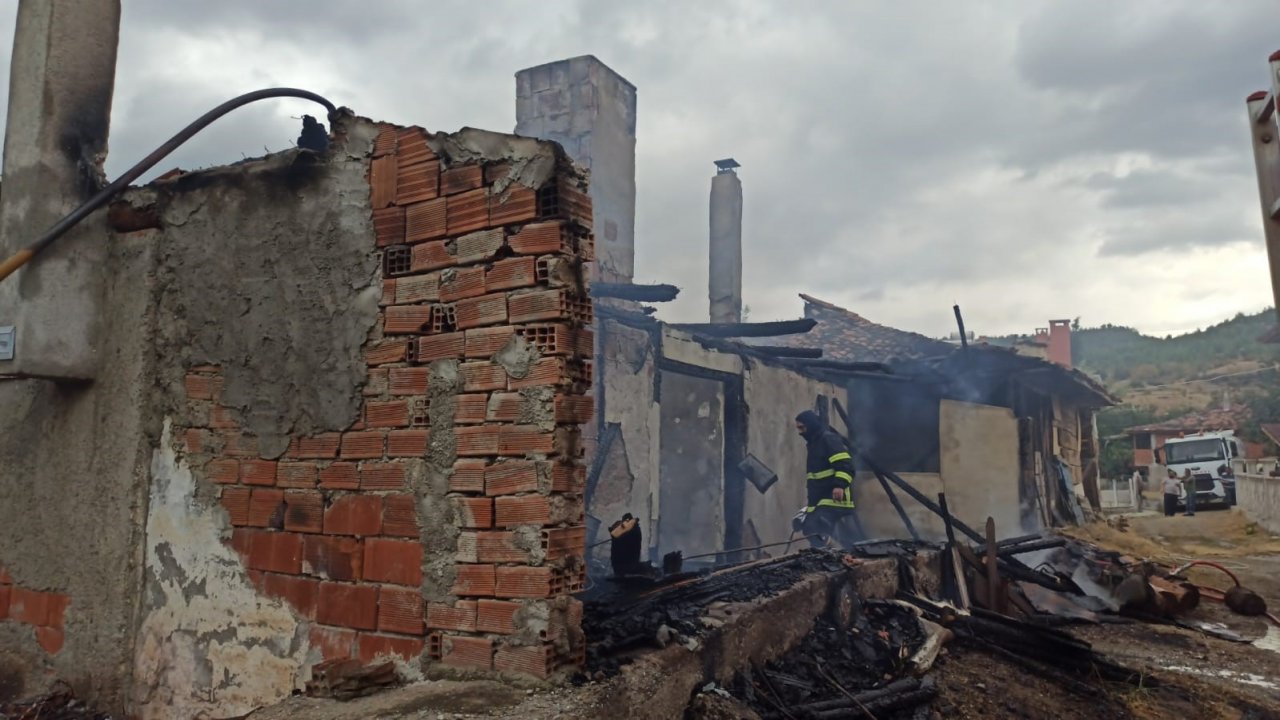 Alevlere teslim olan tek katlı ev küle döndü