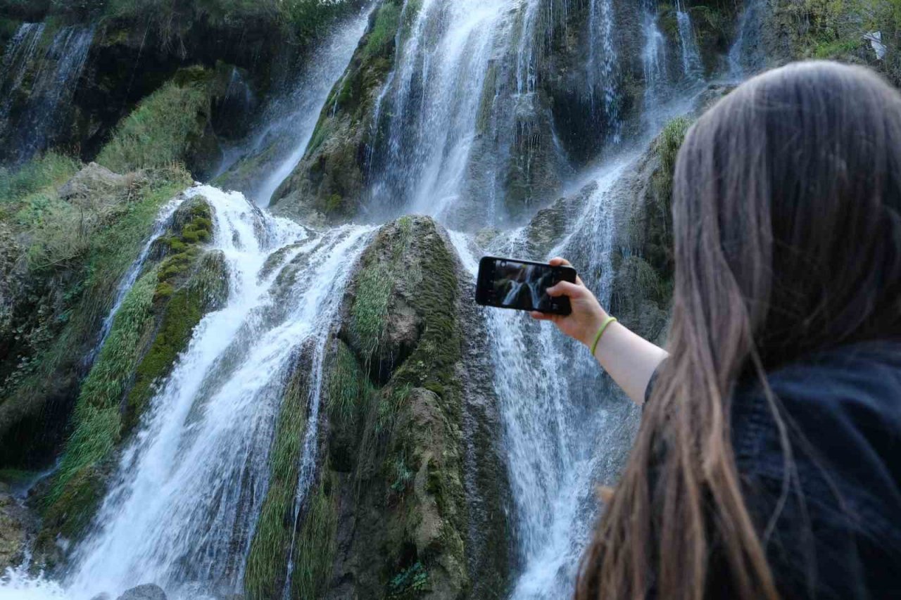 Girlevik Şelalesi’nde hafta sonu yoğunluğu
