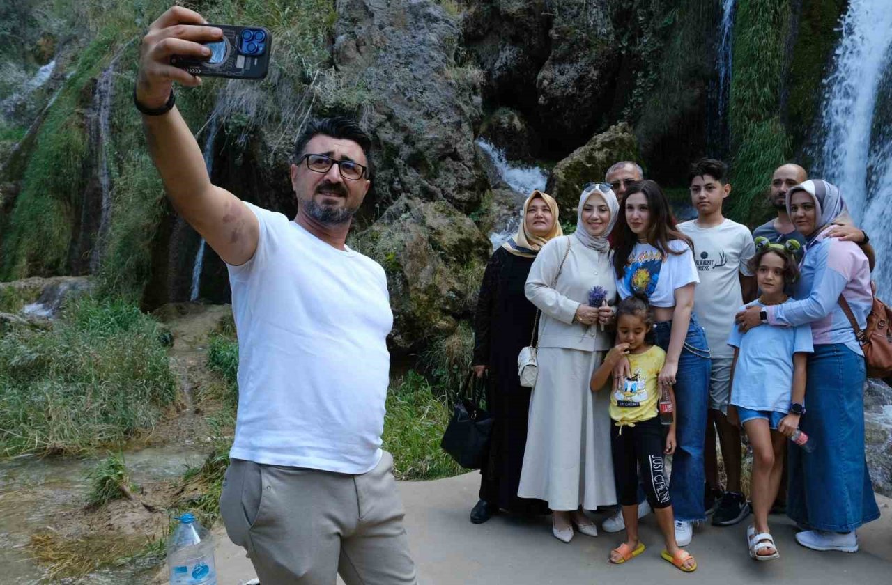 Girlevik Şelalesi’nde hafta sonu yoğunluğu