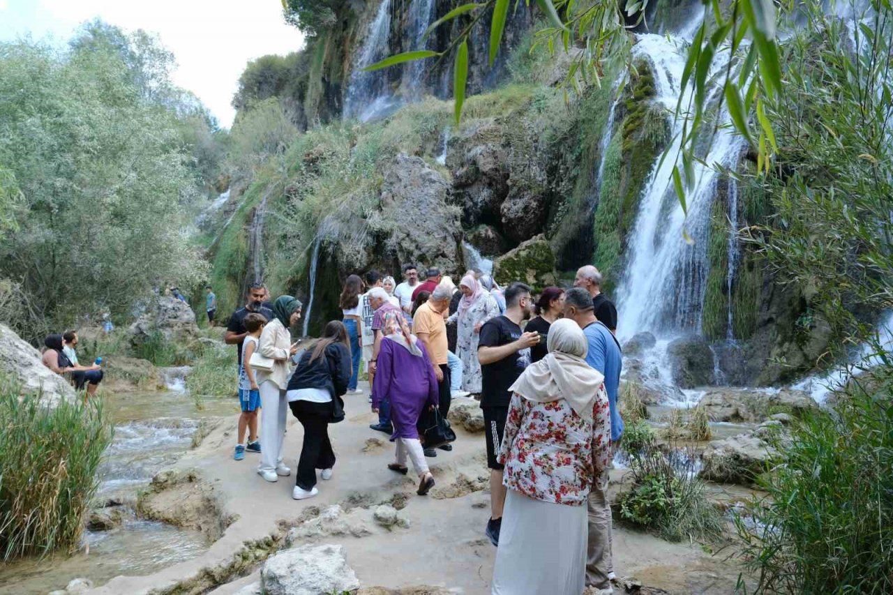 Girlevik Şelalesi’nde hafta sonu yoğunluğu