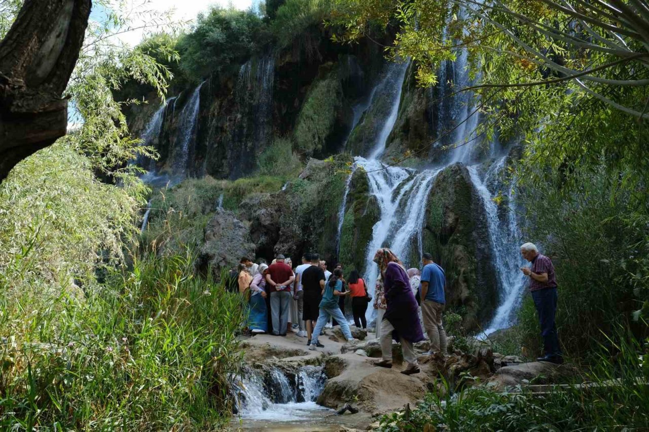 Girlevik Şelalesi’nde hafta sonu yoğunluğu