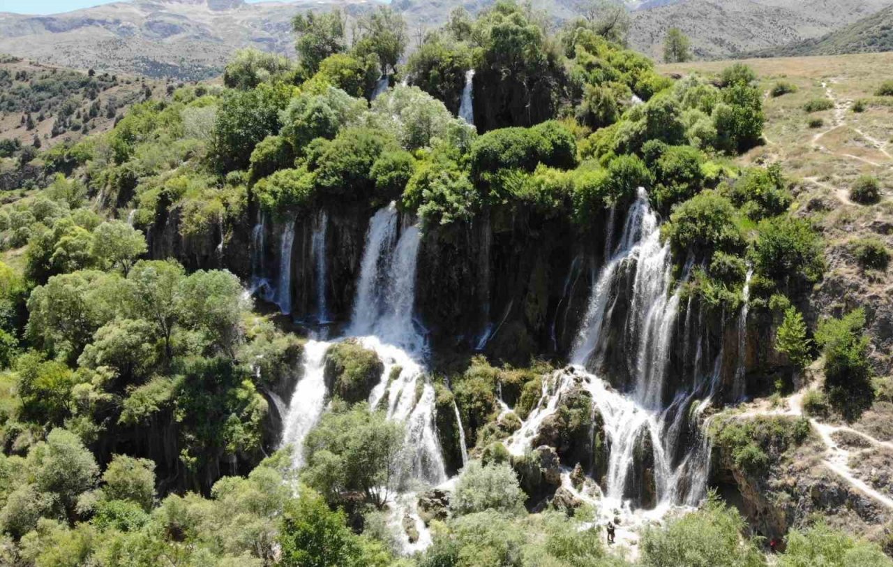 Girlevik Şelalesi’nde hafta sonu yoğunluğu