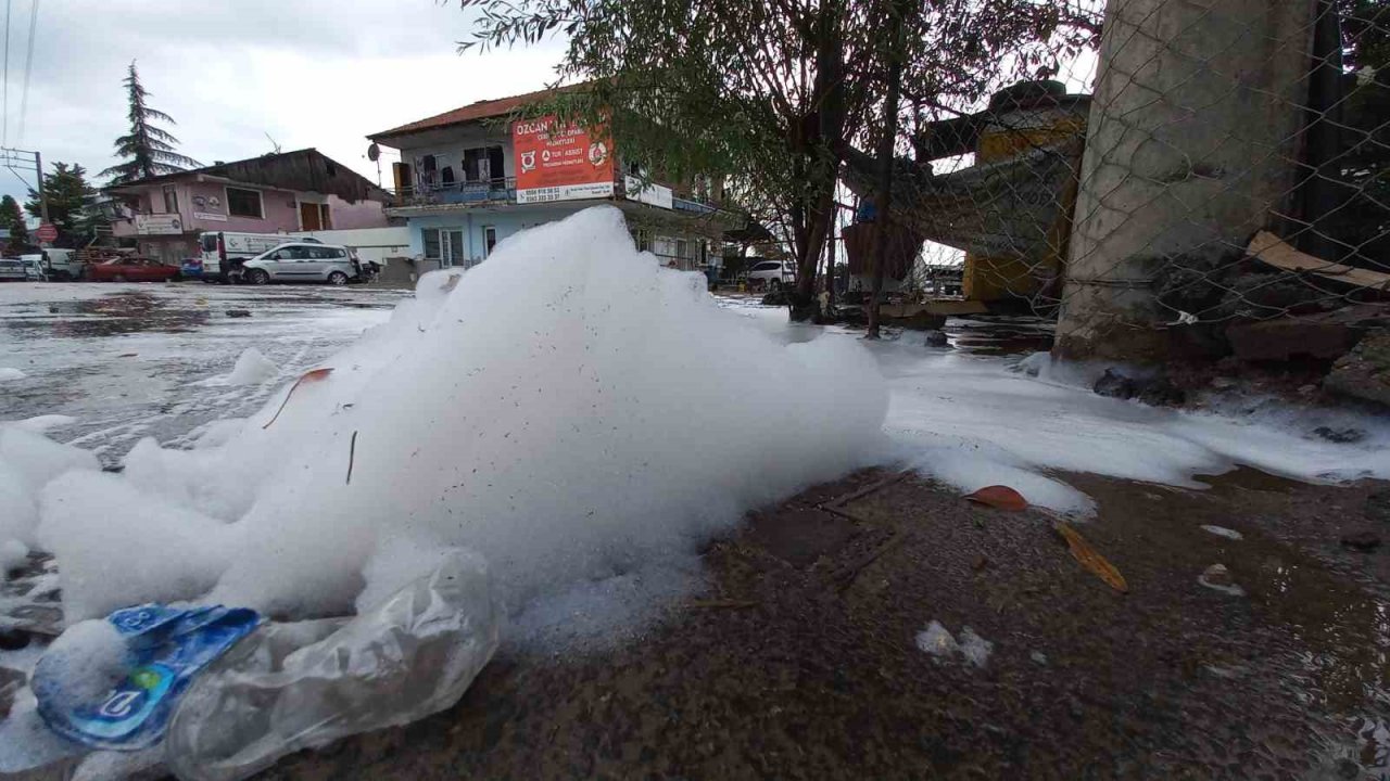 O cadde yine köpükle kaplandı