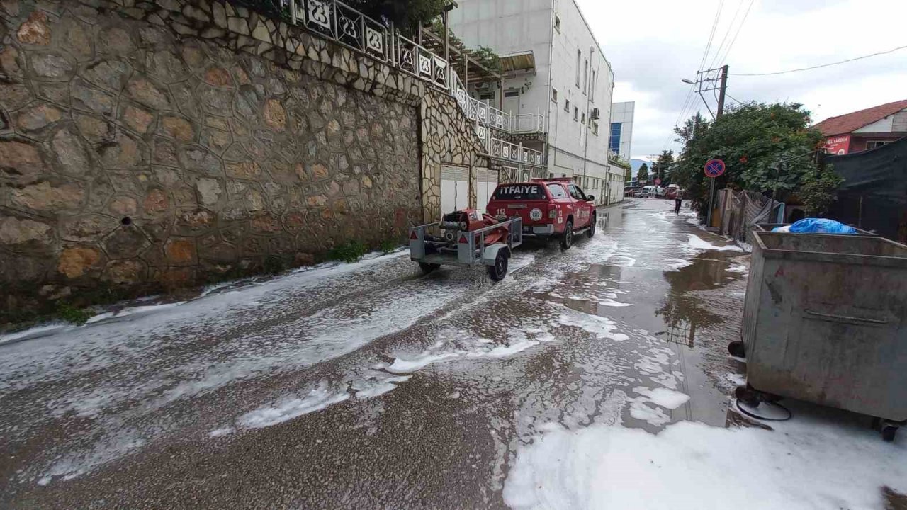 O cadde yine köpükle kaplandı