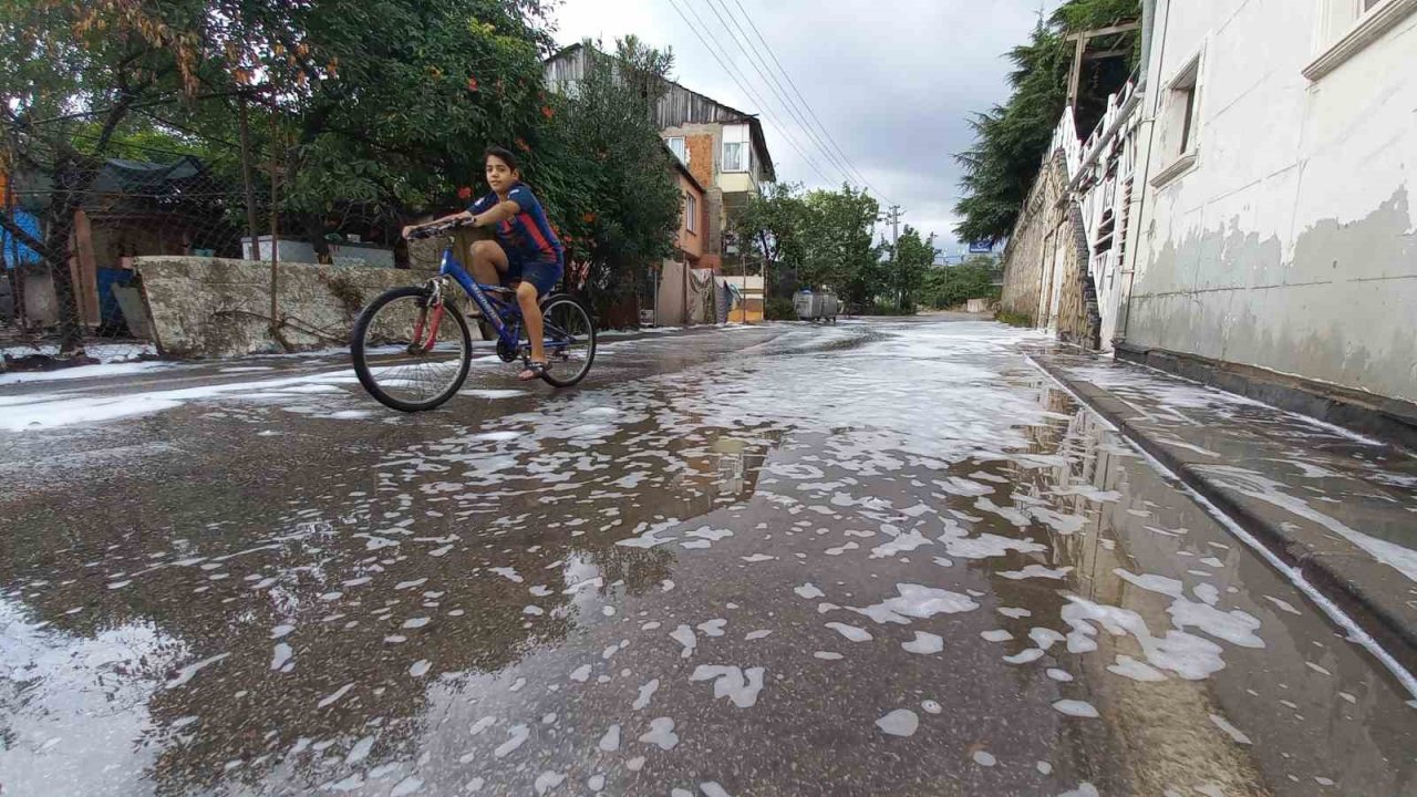 O cadde yine köpükle kaplandı