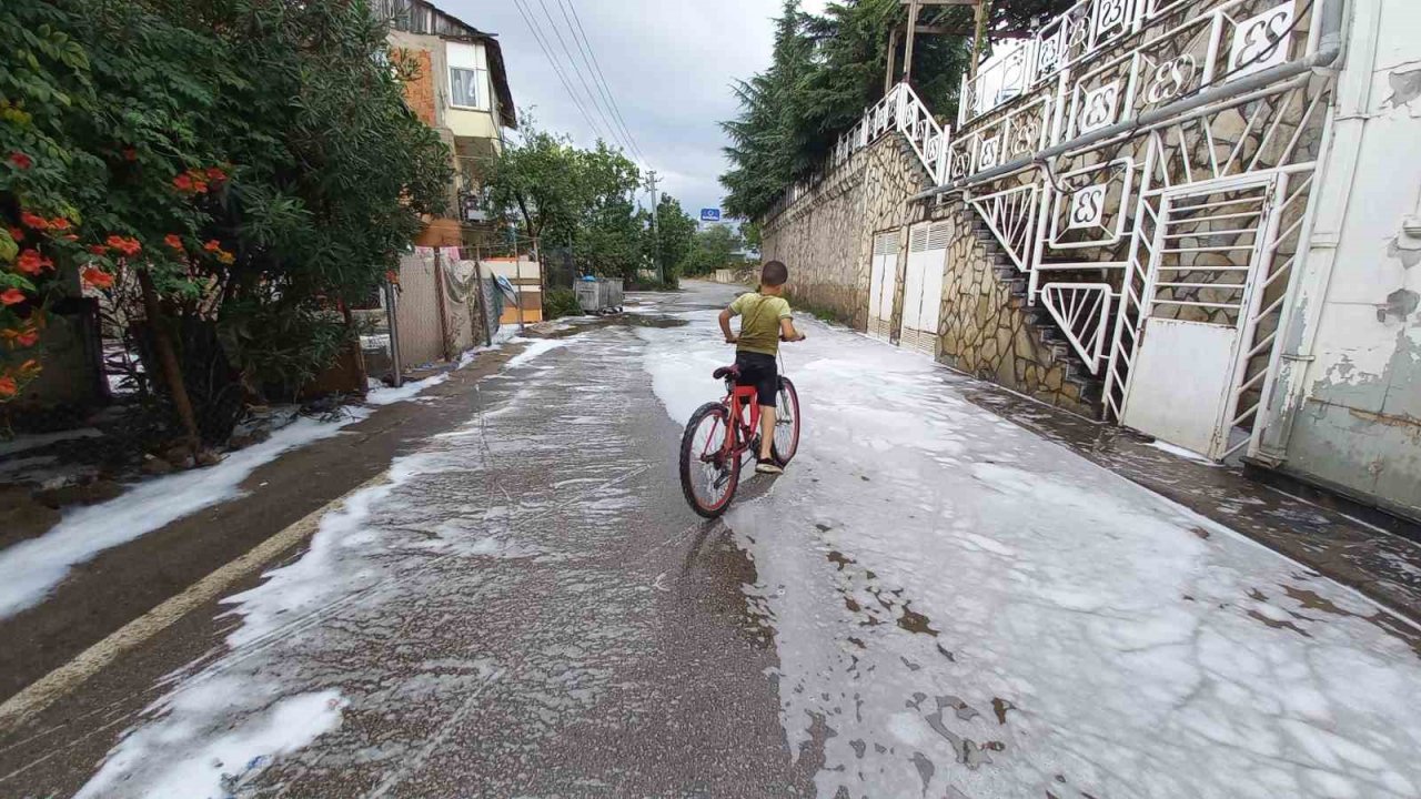 O cadde yine köpükle kaplandı