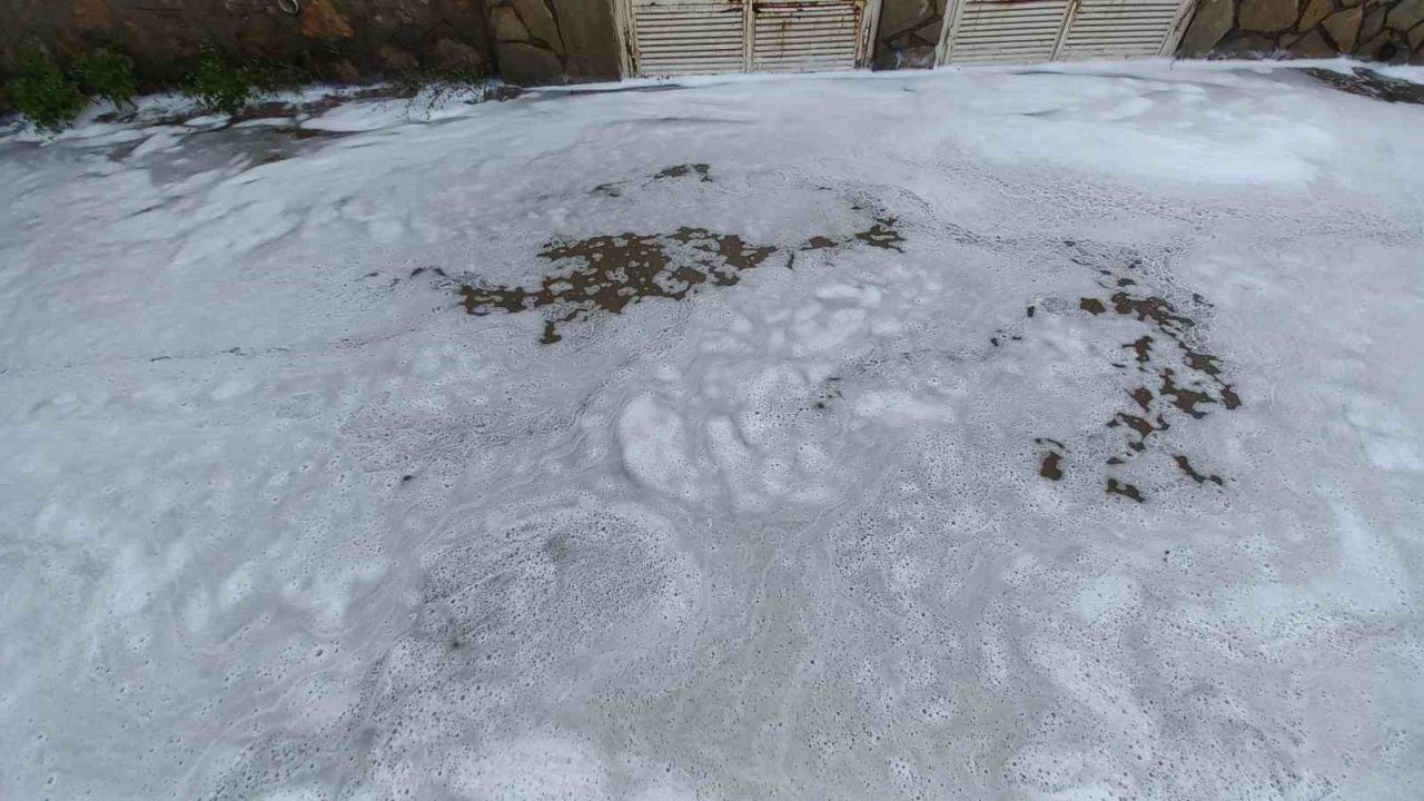 O cadde yine köpükle kaplandı