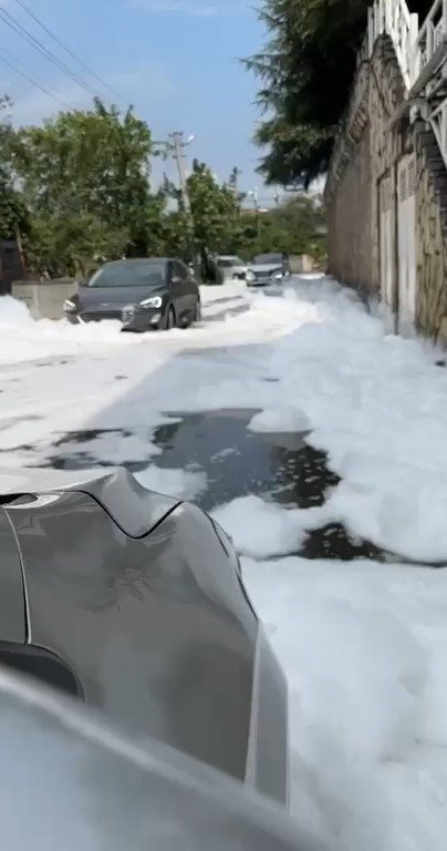 O cadde yine köpükle kaplandı