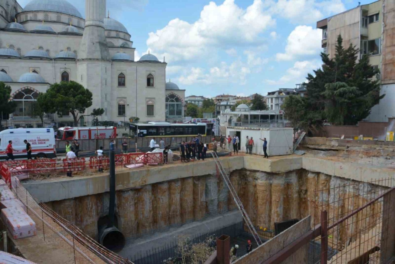 Maltepe’de İBB’nin meydan alt geçit çalışmasında bir işçi demirlerin altında kaldı