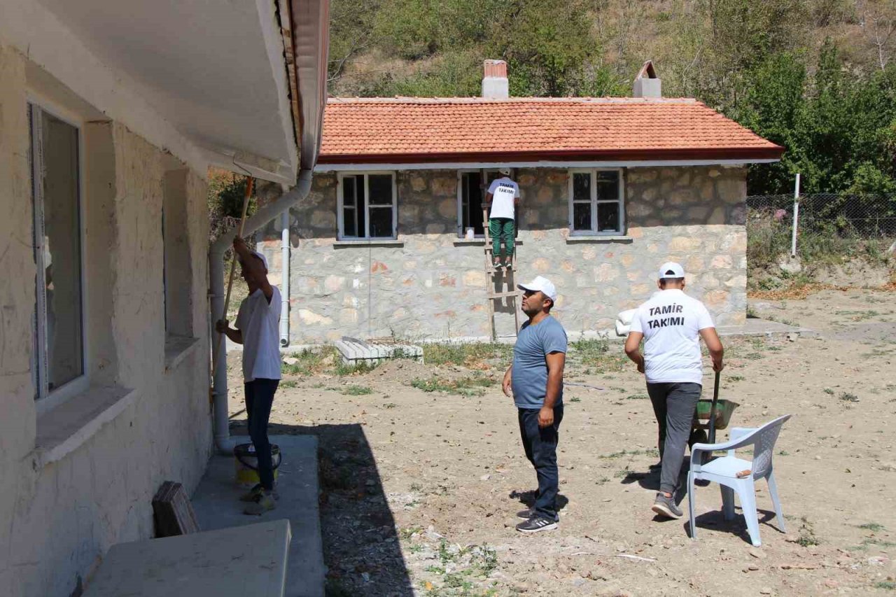 Kadın muhtar istedi, liseliler en uzak mesafedeki köy okulunu restore etti