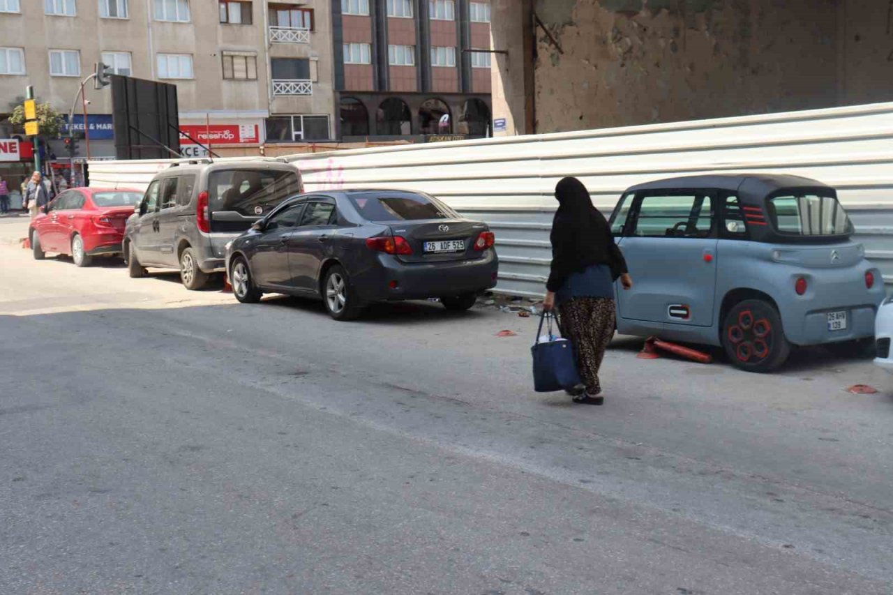 Araçlara trafik dubaları bile engel olmuyor