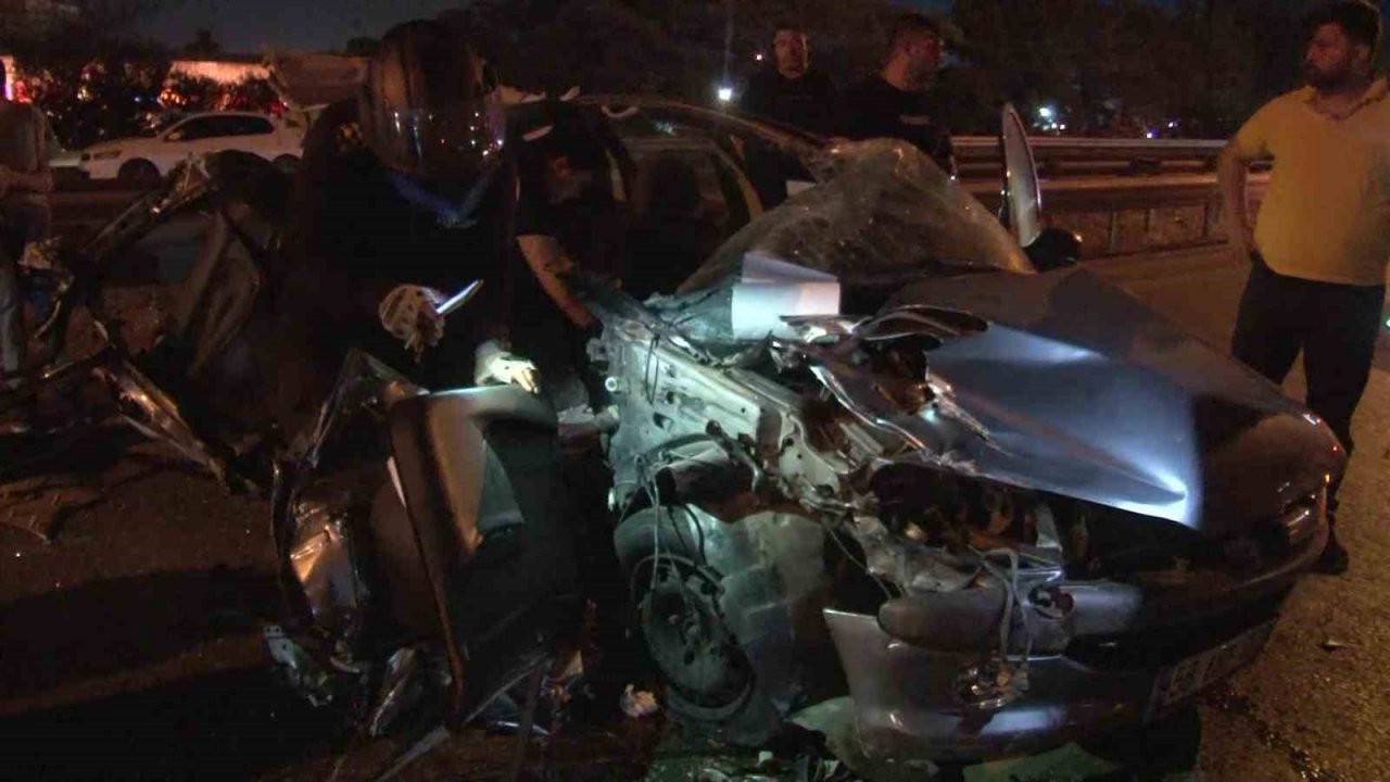 Pendik’te otomobil yolda duran tıra çarptı: 2 yaralı