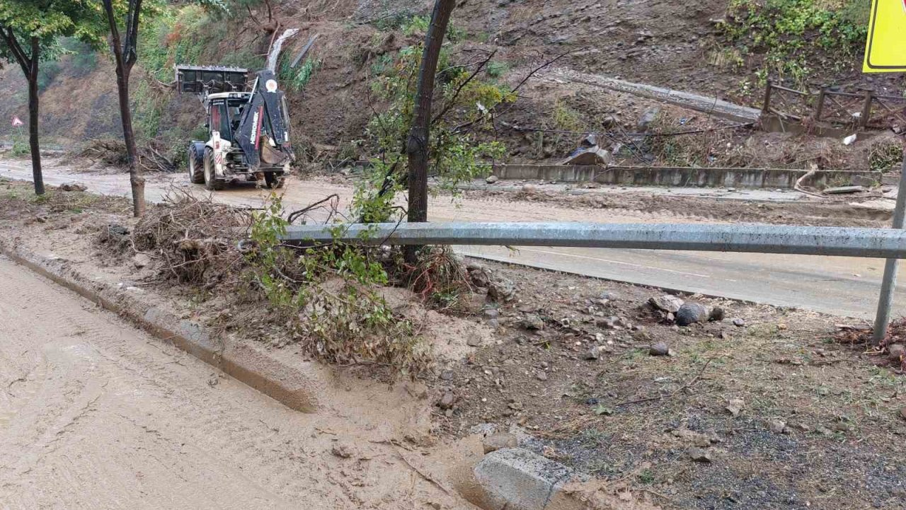 Selde sürüklenen 4 kişilik aile birbirlerine sarılarak ölümden kurtuldular: Anne ve baba hastanelik oldu