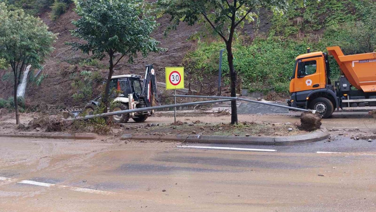 Selde sürüklenen 4 kişilik aile birbirlerine sarılarak ölümden kurtuldular: Anne ve baba hastanelik oldu