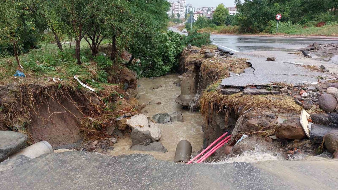 Selde sürüklenen 4 kişilik aile birbirlerine sarılarak ölümden kurtuldular: Anne ve baba hastanelik oldu
