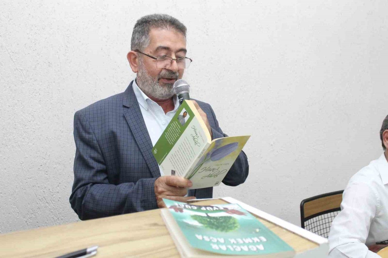 Şiir gecesinde şairler şiirlerini okudular