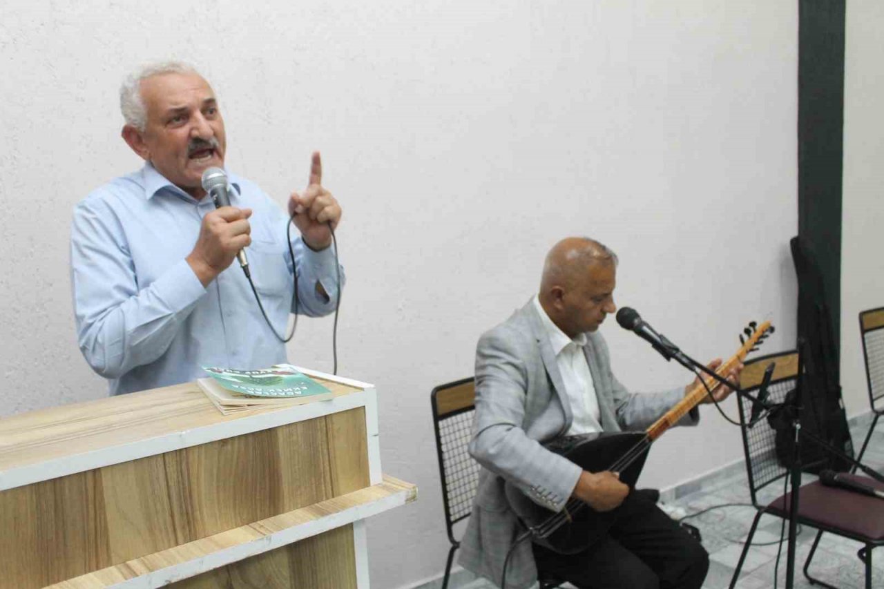 Şiir gecesinde şairler şiirlerini okudular