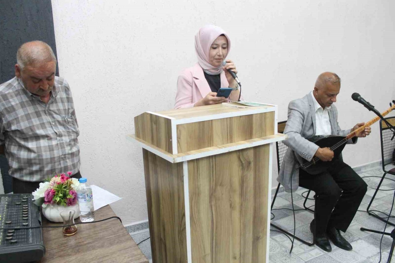 Şiir gecesinde şairler şiirlerini okudular