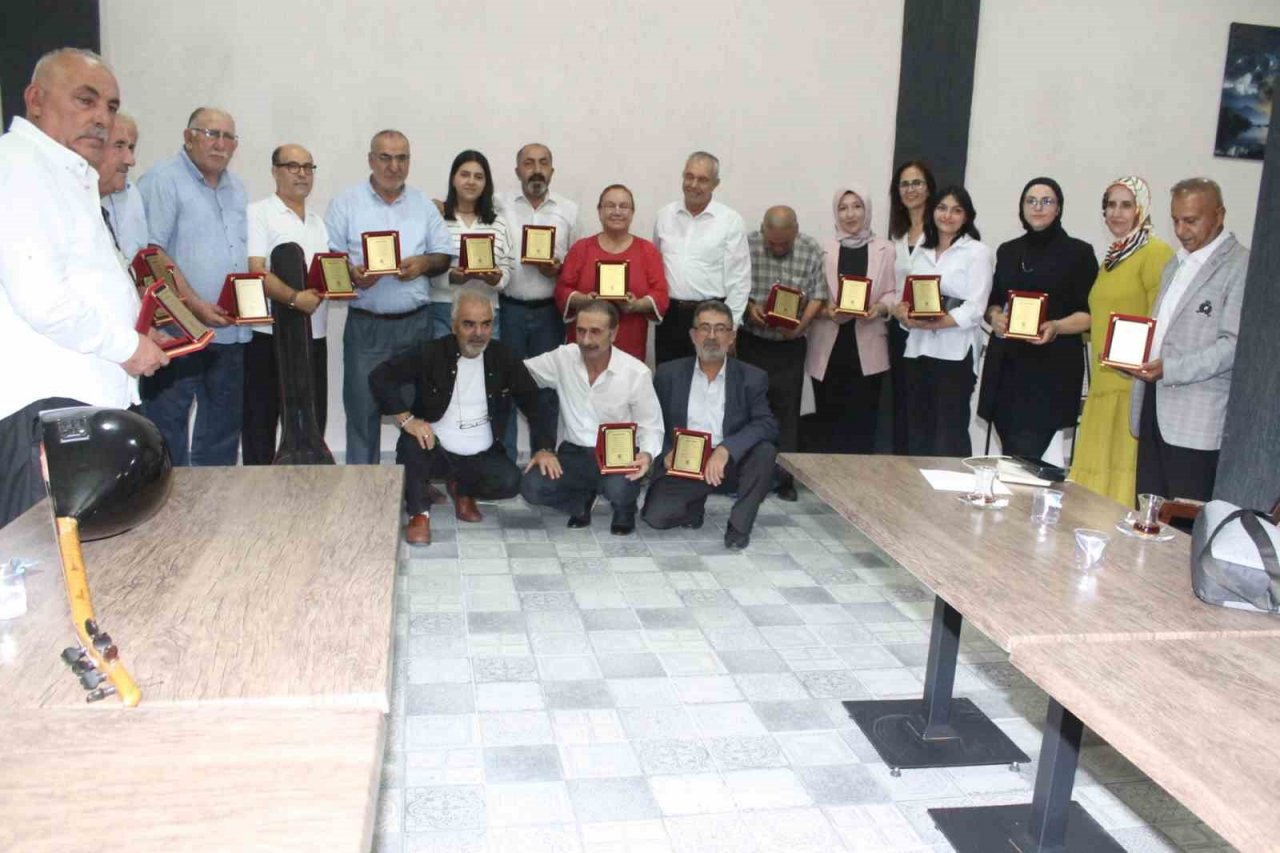 Şiir gecesinde şairler şiirlerini okudular