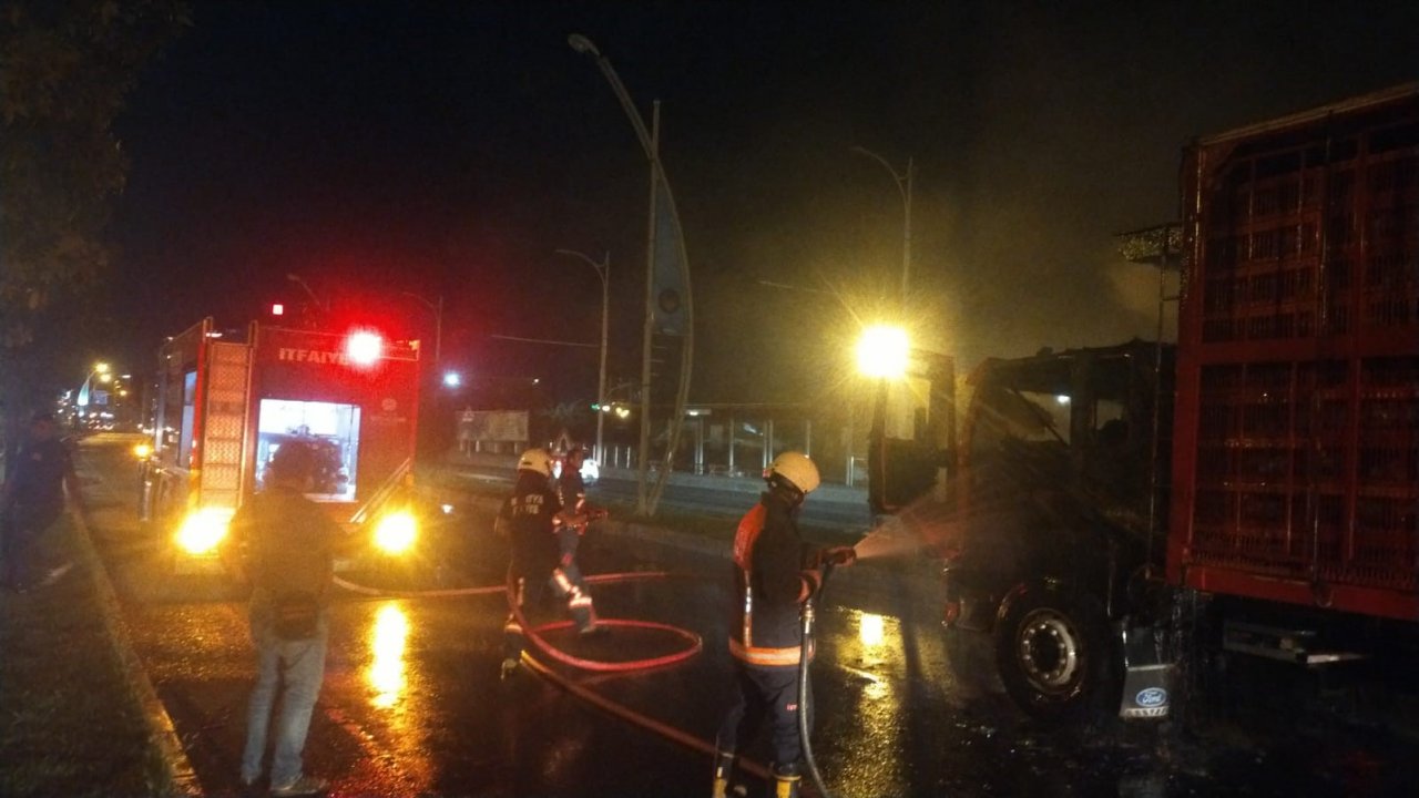 Tavuk yüklü tırda korkutan yangın