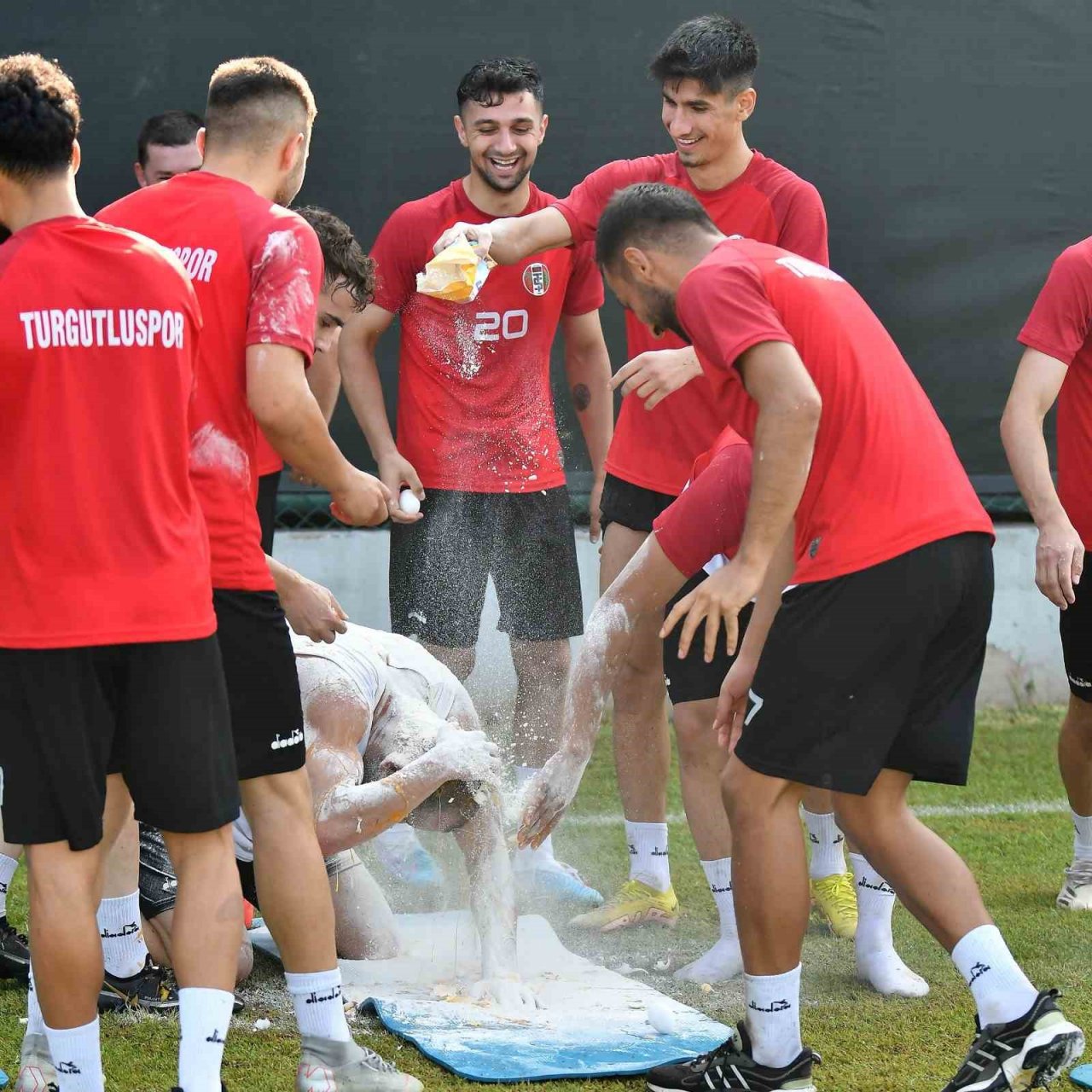 Turgutlusporlu futbolcuya, Brezilya usulü sürpriz doğum günü