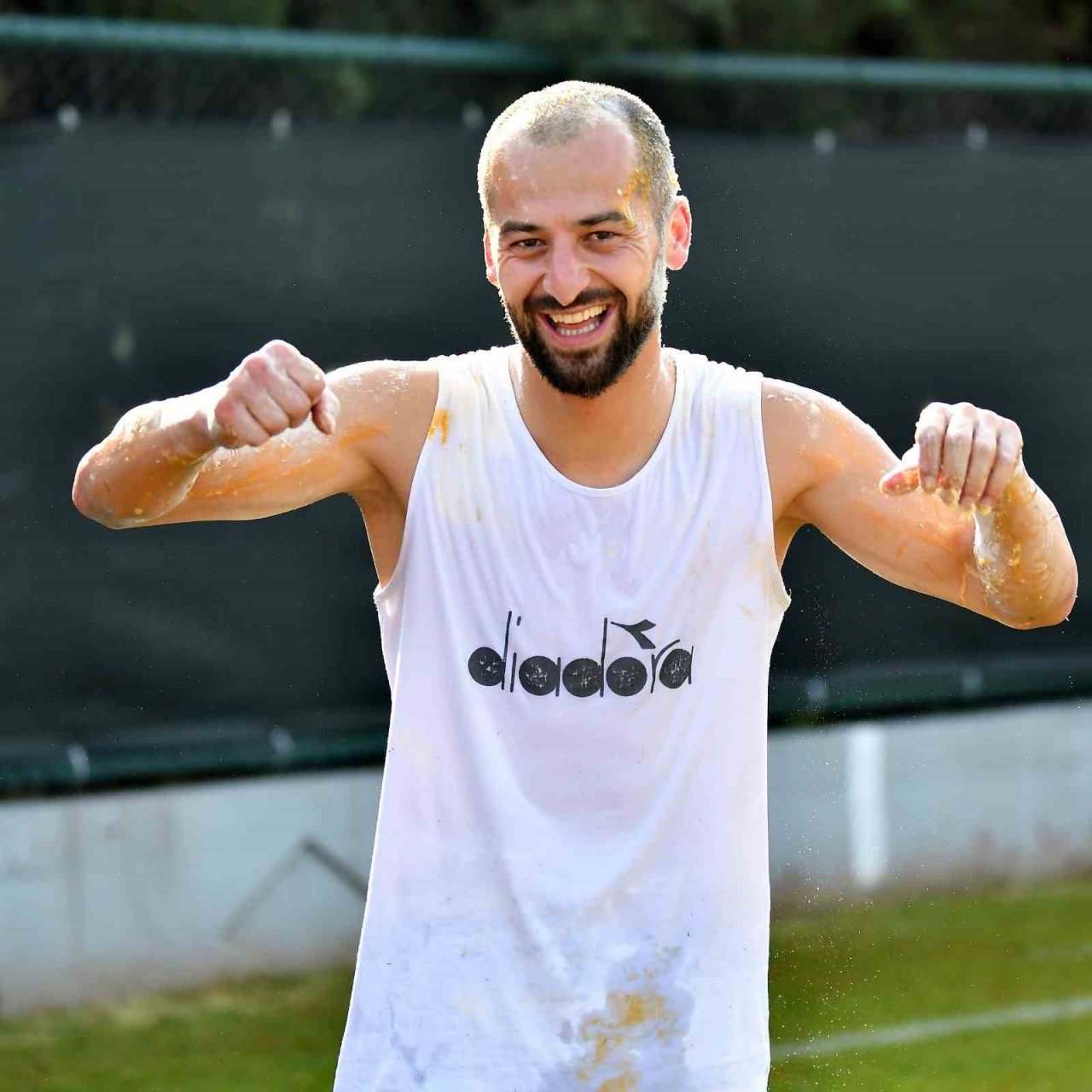 Turgutlusporlu futbolcuya, Brezilya usulü sürpriz doğum günü