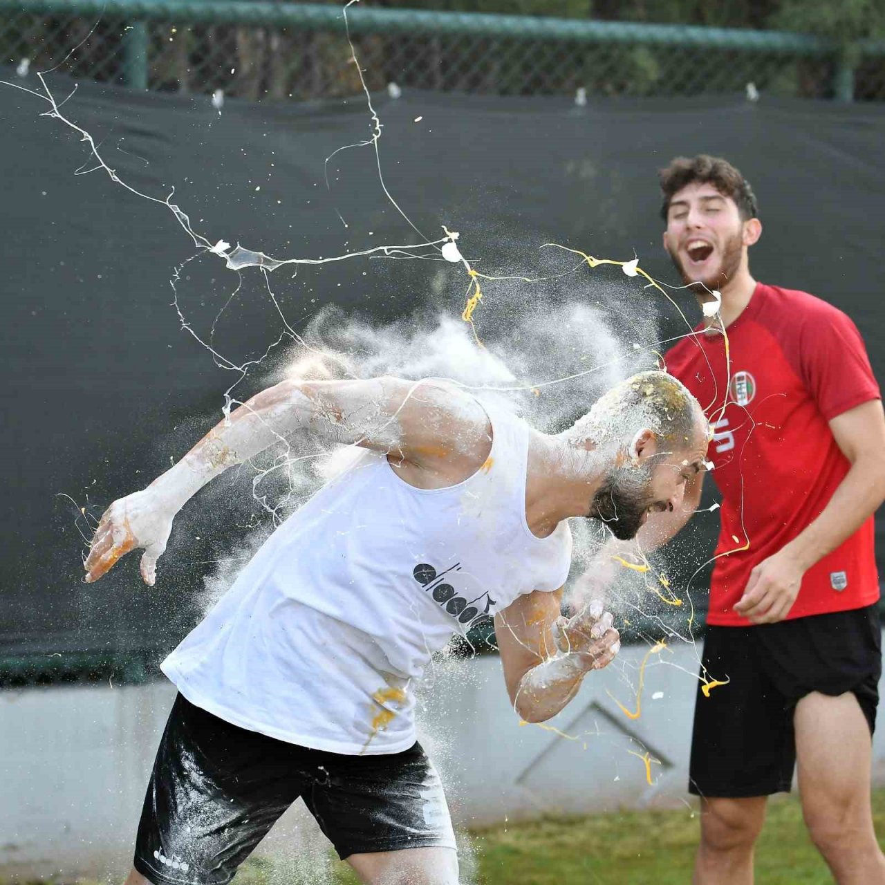 Turgutlusporlu futbolcuya, Brezilya usulü sürpriz doğum günü