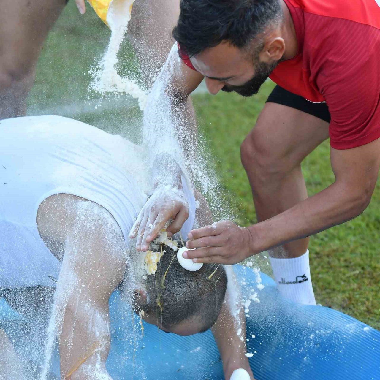 Turgutlusporlu futbolcuya, Brezilya usulü sürpriz doğum günü