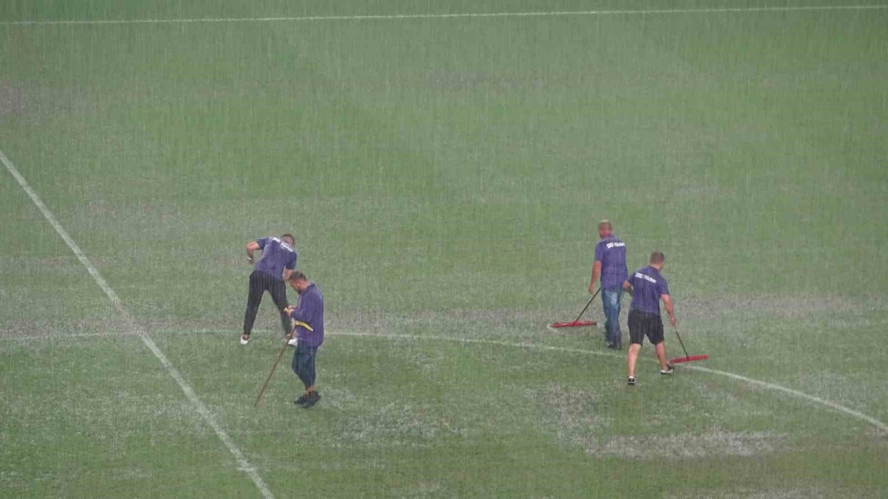 Samsunspor- İstanbulspor maçı yağış nedeniyle 12. dakikada ertelendi