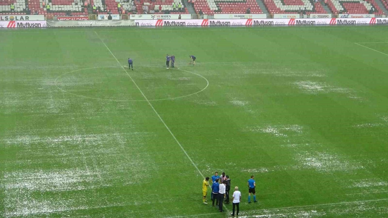Samsunspor- İstanbulspor maçı yağış nedeniyle 12. dakikada ertelendi