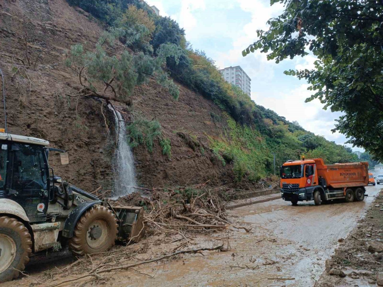 Samsun Valisi Tavlı: “Yağmur sabaha kadar sürecek, herkesin teyakkuz halinde olmasını istiyorum”