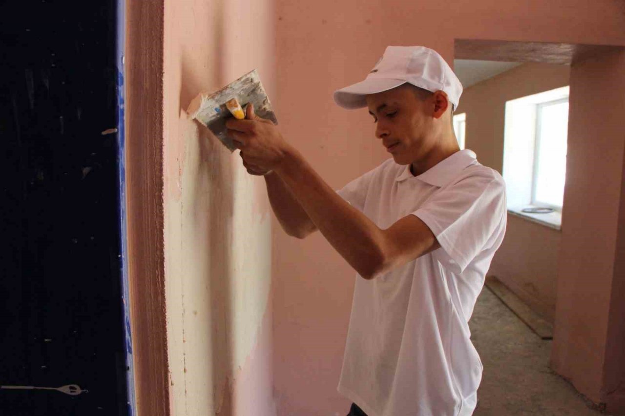 Kadın muhtar istedi, liseliler en uzak mesafedeki köy okulunu restore etti