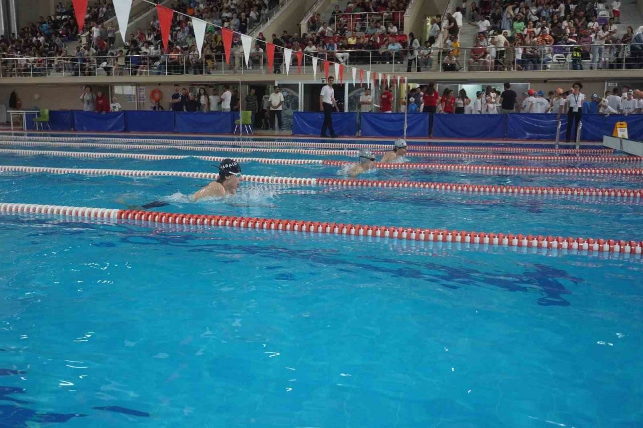 164 sporcu zafer için kulaç attı