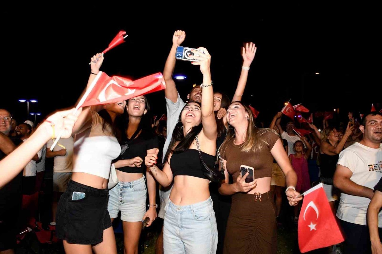 Kuşadası A Milli Kadın Voleybol Takımı için tek yürek oldu