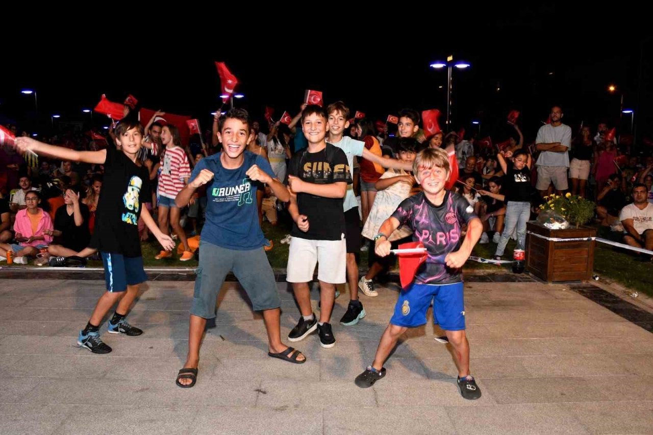 Kuşadası A Milli Kadın Voleybol Takımı için tek yürek oldu