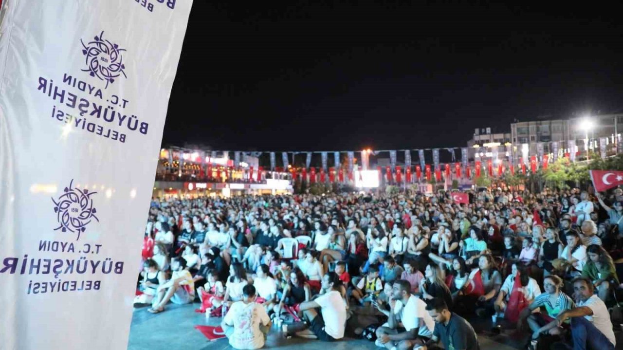 Aydınlılar tek yürek olup şampiyonu destekledi