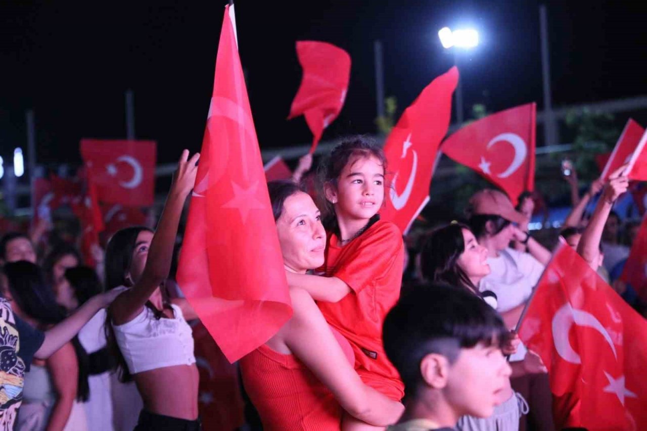 Aydınlılar tek yürek olup şampiyonu destekledi