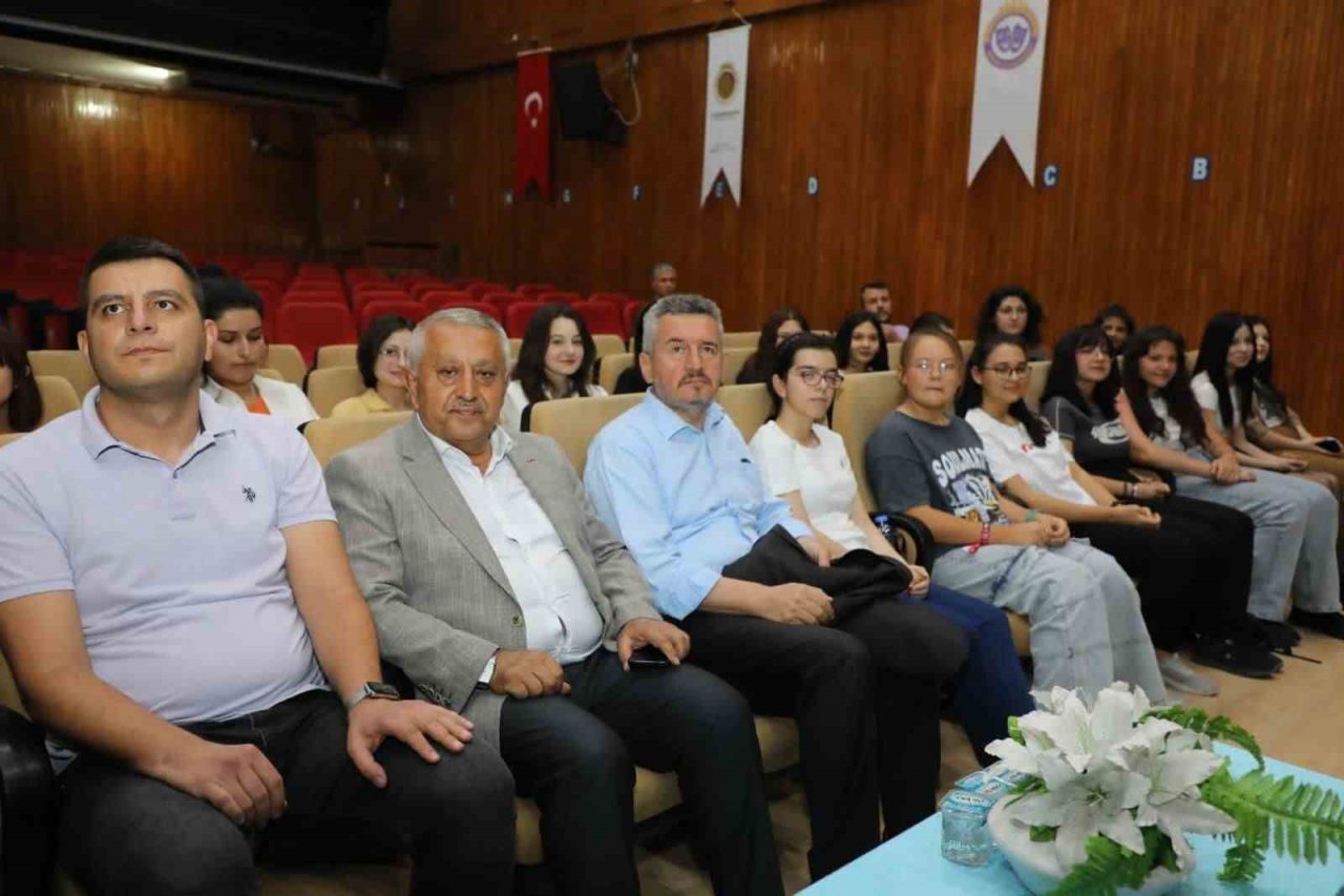 Afyonkarahisar’da tiyatro kursları tamamlandı