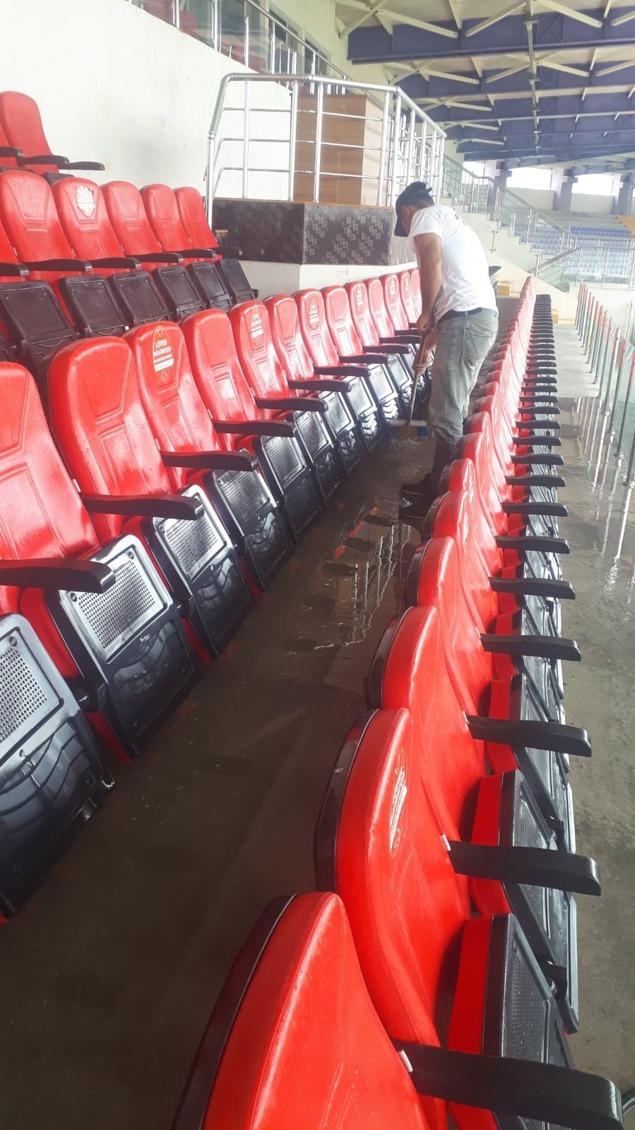 Zafer Stadyumunda temizlik çalışması