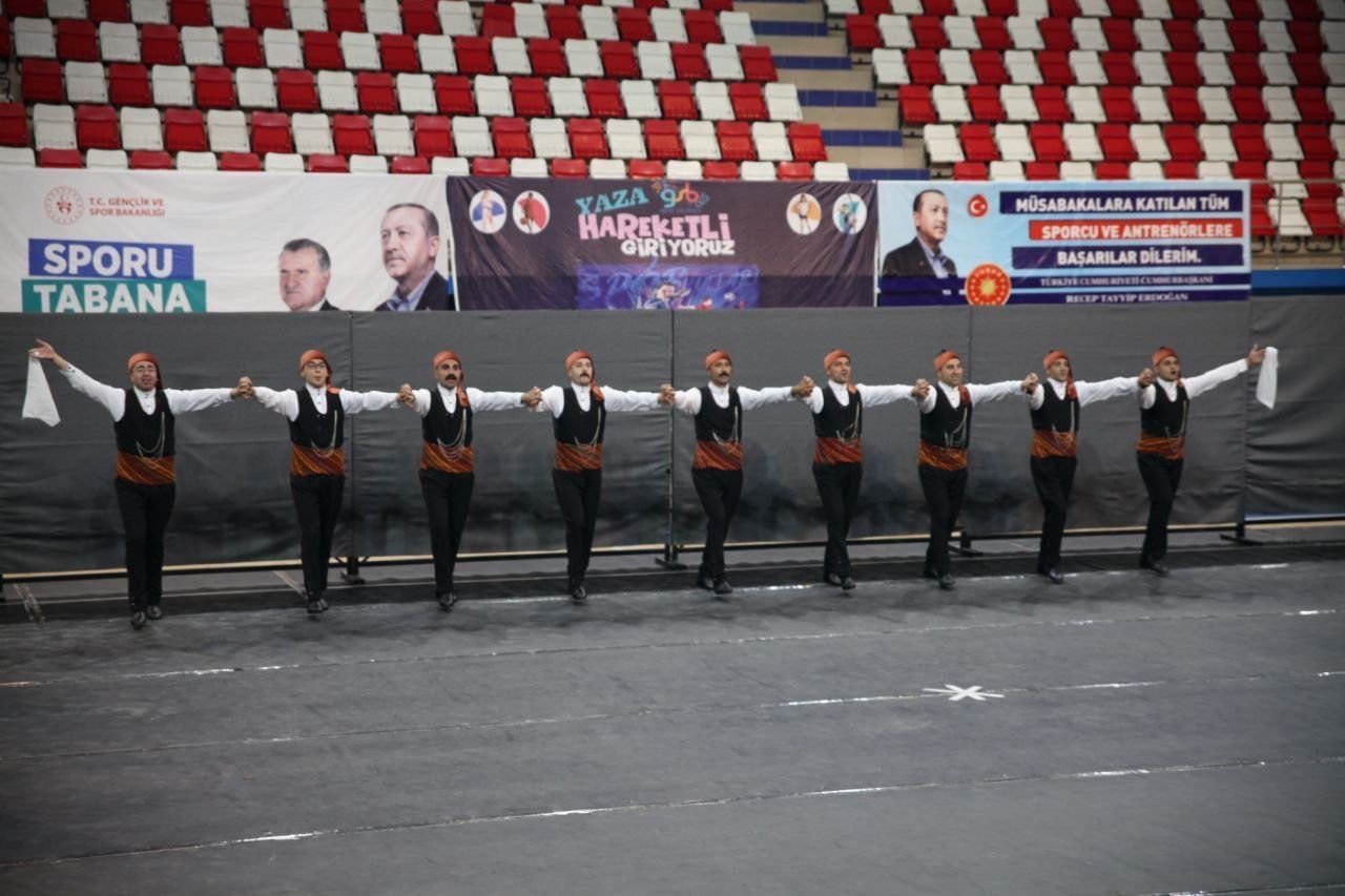 Ağrı Halk Oyunu Ekibi Bölge Şampiyonu oldu