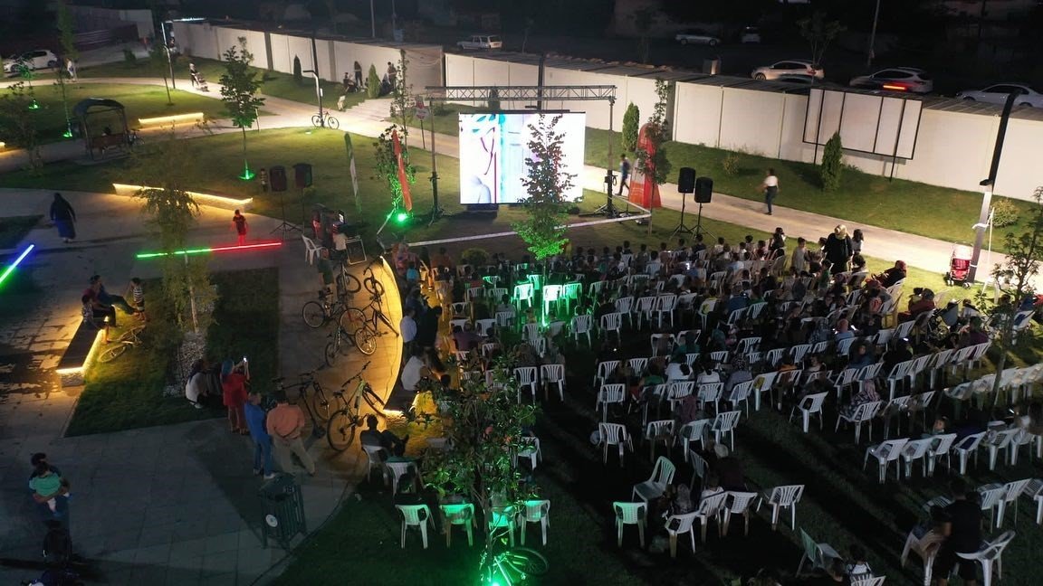 "Ajan kedi" Açık Hava Sinema Gösterimi yoğun ilgi