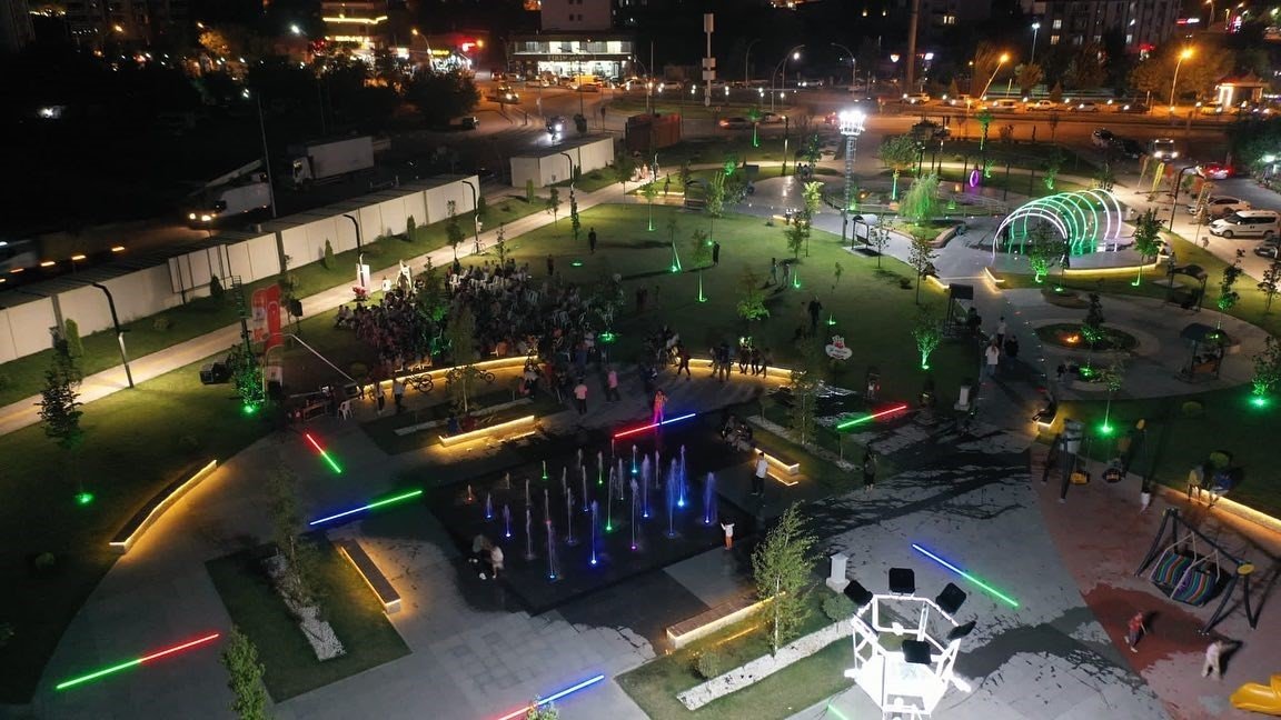 "Ajan kedi" Açık Hava Sinema Gösterimi yoğun ilgi