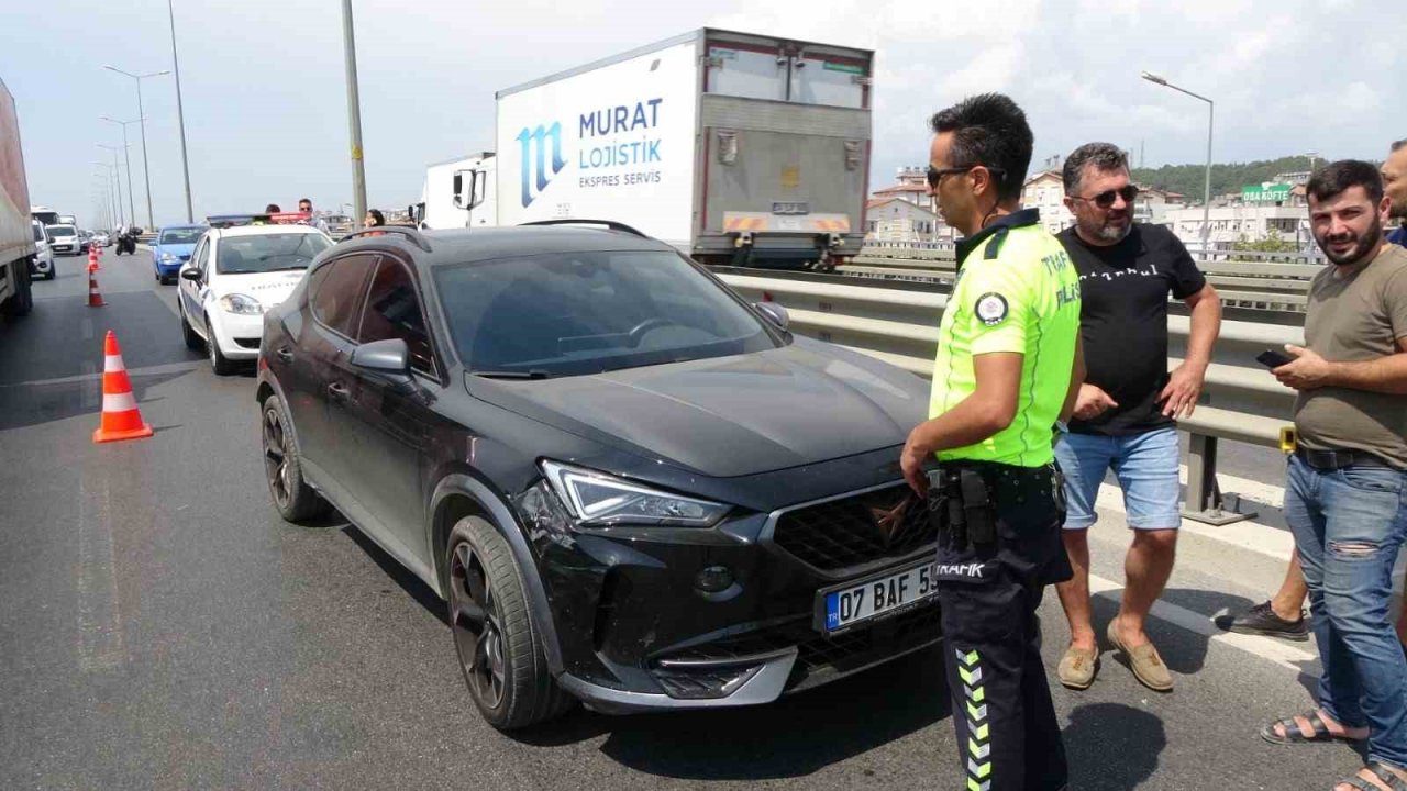 Otomobil, bariyerlere çarparak durabildi