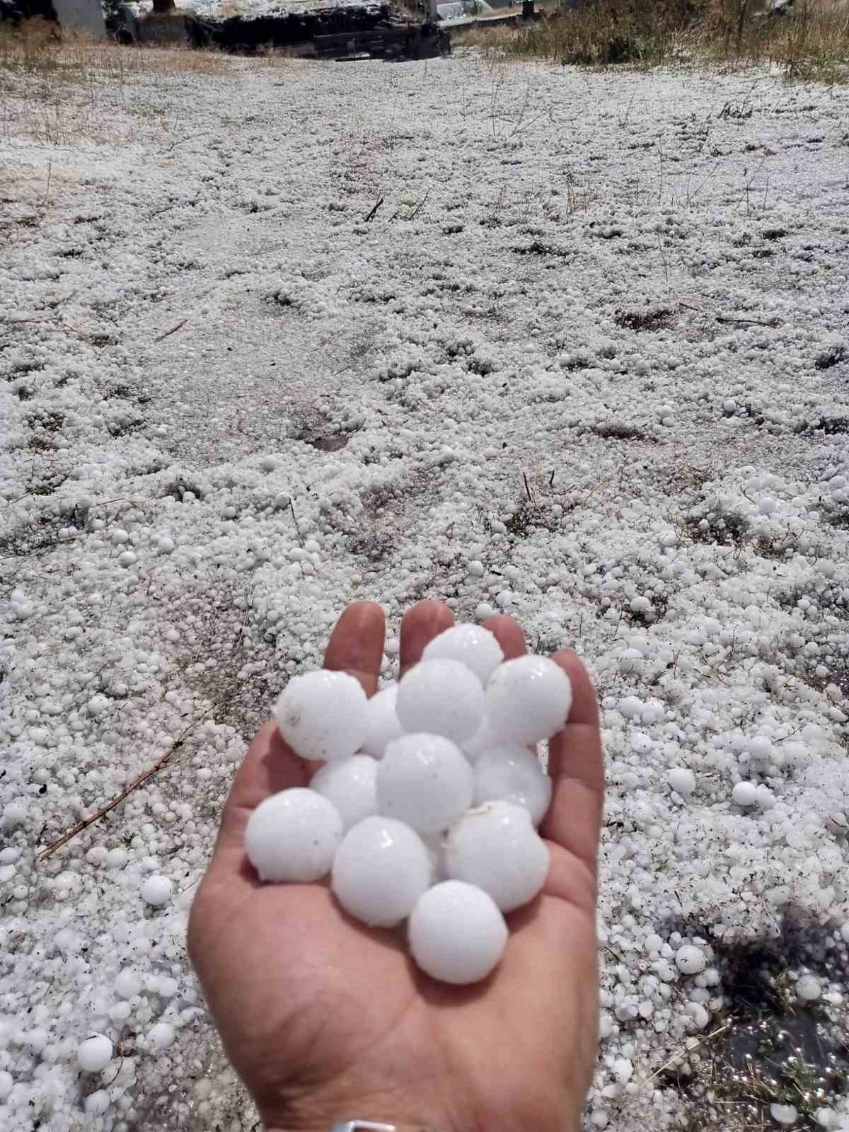 Ardahan’da dolu ve sağanak etkili oldu