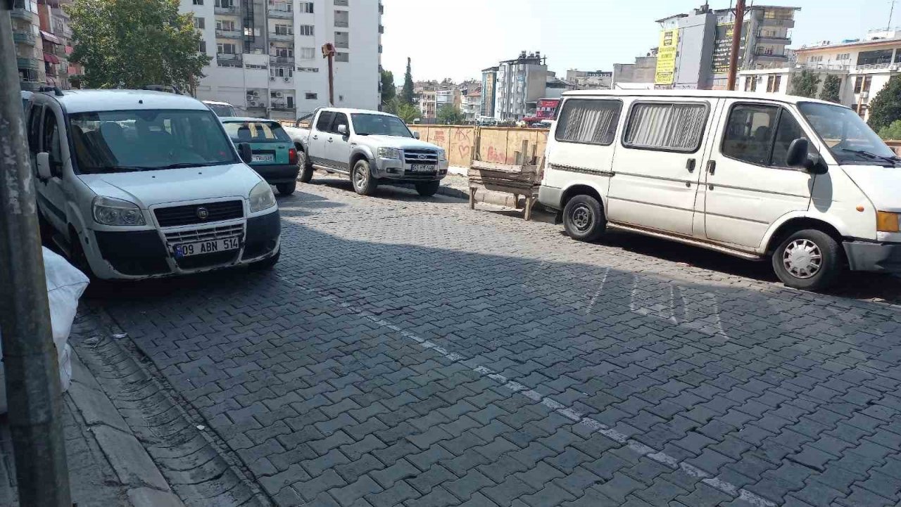 Kaldırımlardaki pazar tezgahlarının ulaşımı güçleştirdiği iddiası