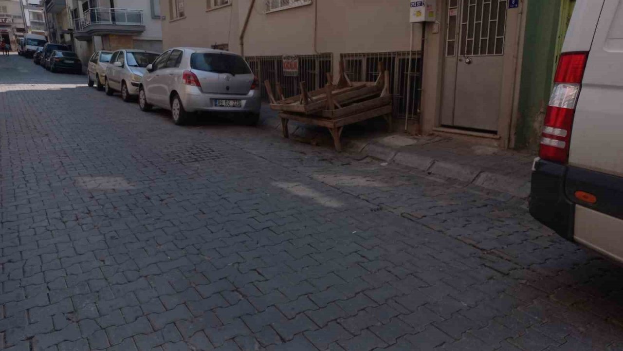 Kaldırımlardaki pazar tezgahlarının ulaşımı güçleştirdiği iddiası